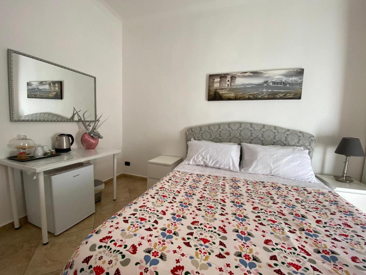 Falu Napoli Centro Camera Con Cucina E Bagno Privato Ξενοδοχείο Εξωτερικό φωτογραφία